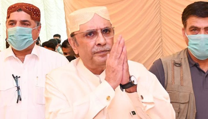 Distribution of money by Asif Zardari and Bakhtawar Bhutto among the children under treatment in the hospital Distribution of money by Asif Zardari and Bakhtawar Bhutto among the children under treatment in the hospital