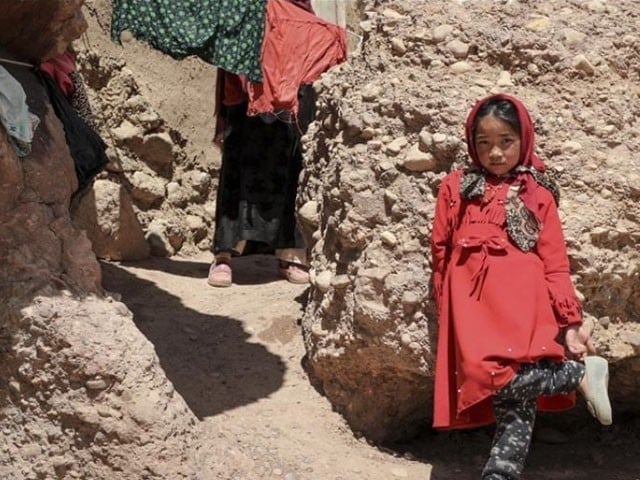 Afghanistan; Two friends built a school in the cave 80 students are studying in the cave; Photo: Twitter