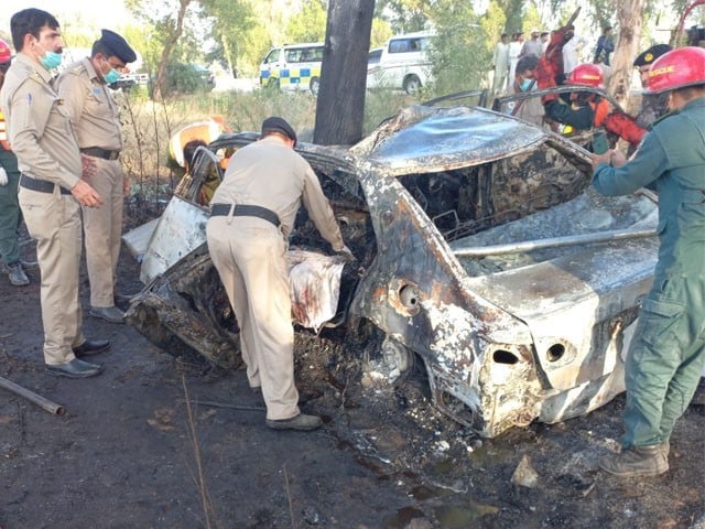 5 people died due to the fire in the car after the accident on the highway — Photo: Express News