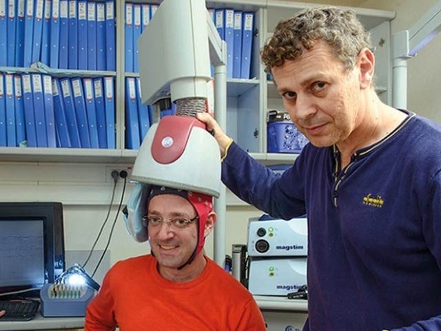 The electromagnetic helmet developed by Israeli experts has proved to be very helpful in quitting smoking.  Photo: Courtesy Nature 