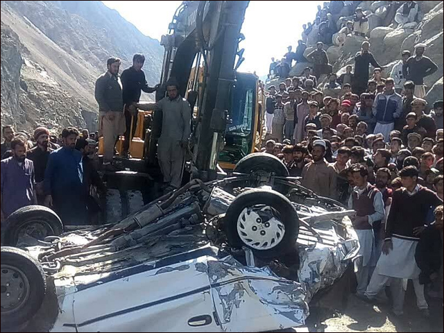 6 people died and 19 were injured when a car fell into a ditch in Chitral