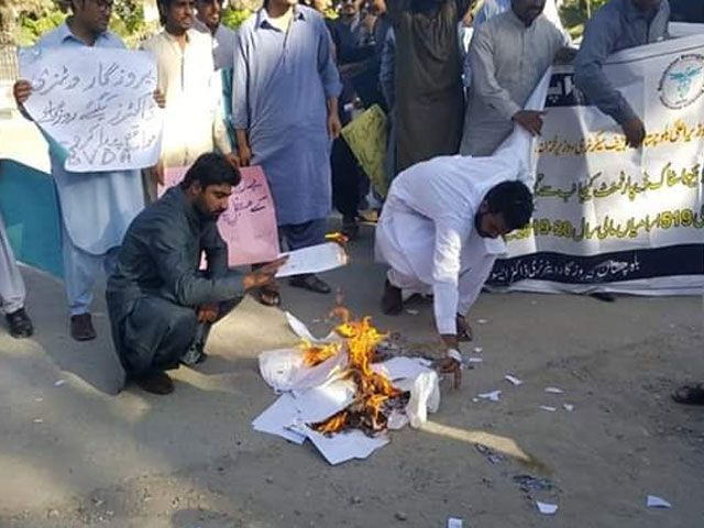 Tired of unemployment, veterinary doctors burned their degrees in front of the Balochistan Assembly