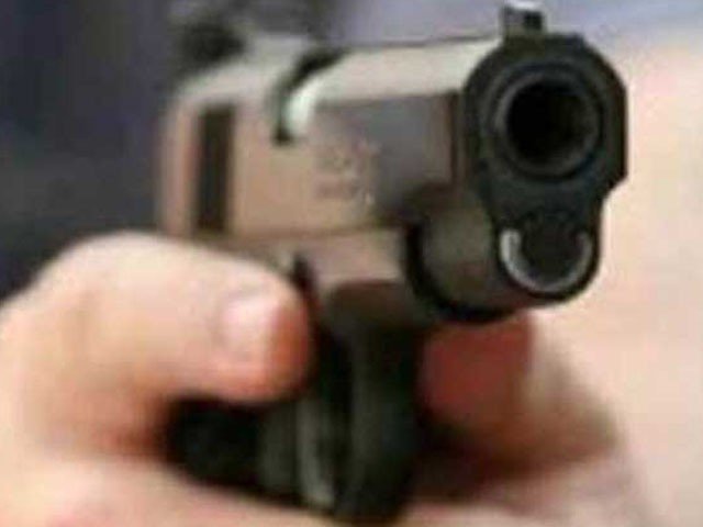 Karachi, 3 people including a police officer were injured during robbery resistance