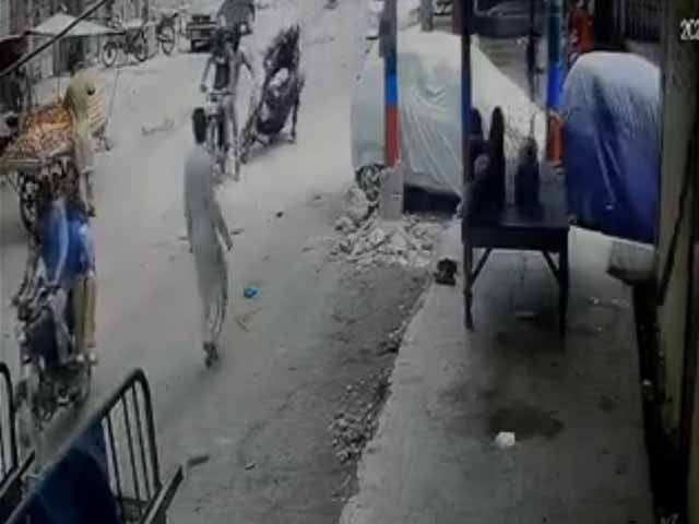 Karachi; The accused escaped after snatching the bike in 15 seconds, the footage came to light Photo: Screen grab
