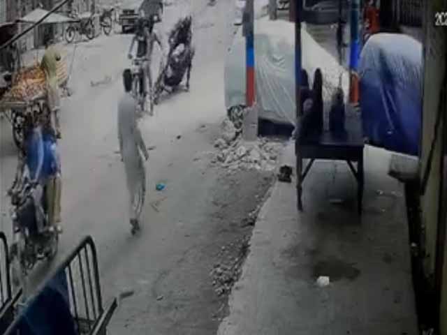 Karachi;  The accused escaped after snatching the bike in 15 seconds, the footage came to light