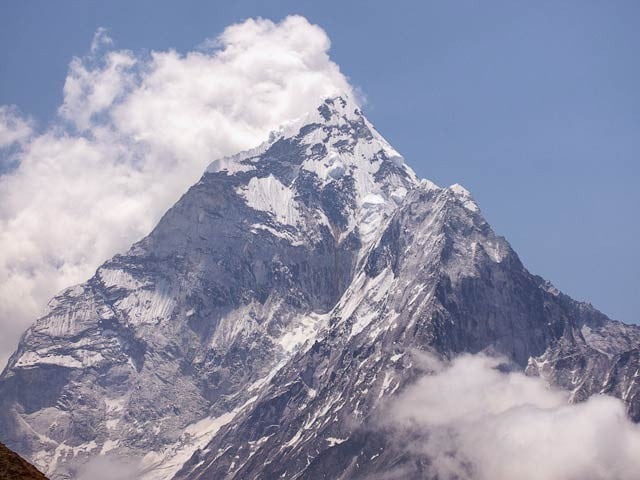 A mountain five times taller than Everest was discovered deep underground Inside the Earth, between the mantle and the core, there may be mountains five times higher than Mount Everest. Photo: File