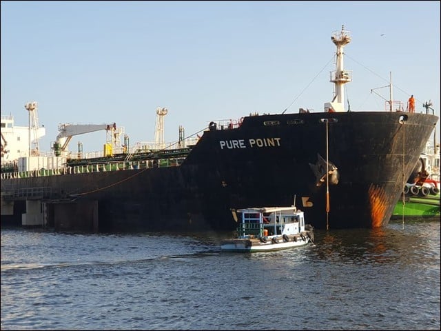 The first batch of crude oil from Russia reached Karachi port Picture of the ship at Karachi Port (Photo: Express)
