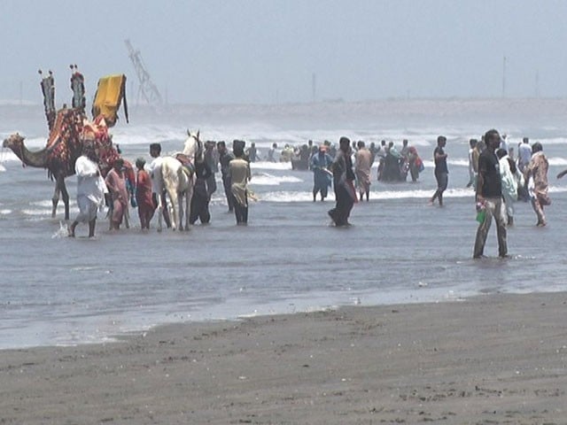 Section 144 imposed on the beaches of Karachi, citizens flouted the ban Photo: Express