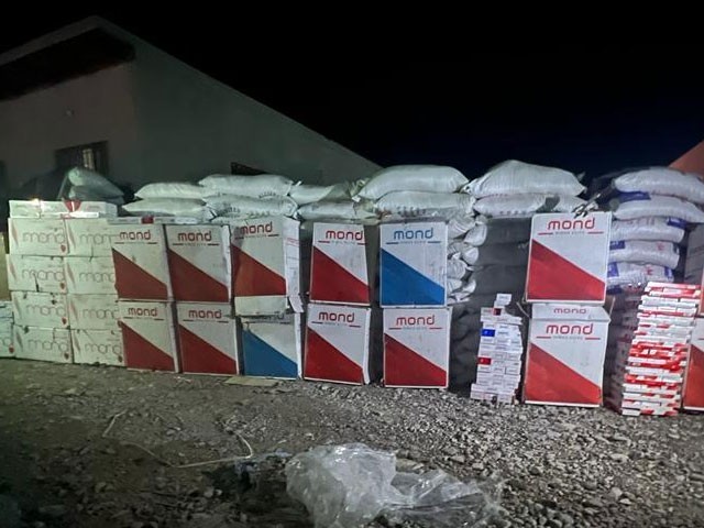 Quetta; Smuggled cigarettes worth crores of rupees recovered from the truck Photo: Express