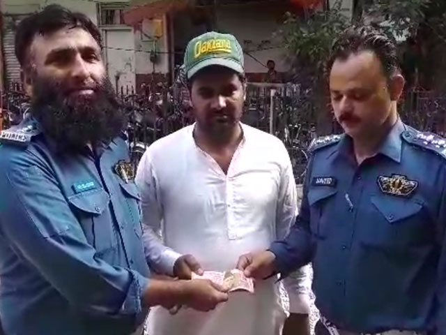 In Lahore, the traffic inspector returned one lakh rupees lying on the road to the owner