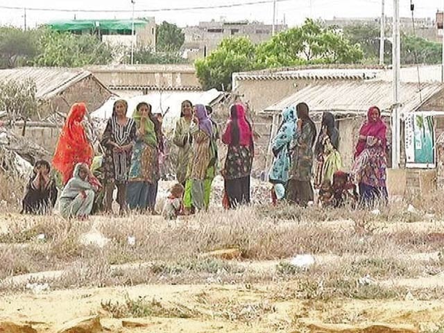 Refusal to vacate the residence of coastal Goth residents Women in Chashma Goth are worried because of the sea conditions. Photo: Express