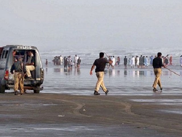 Karachi, a dozen citizens arrested for making fun of the hurricane