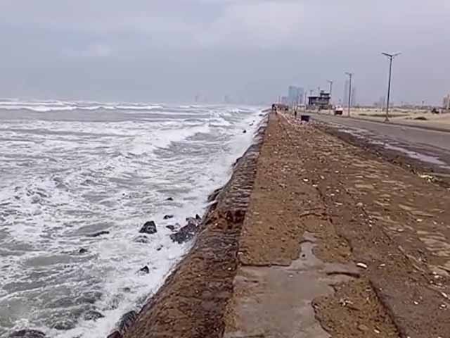 sea storm; Waves crossed Karachi's coastal embankments Photo: Screen grab