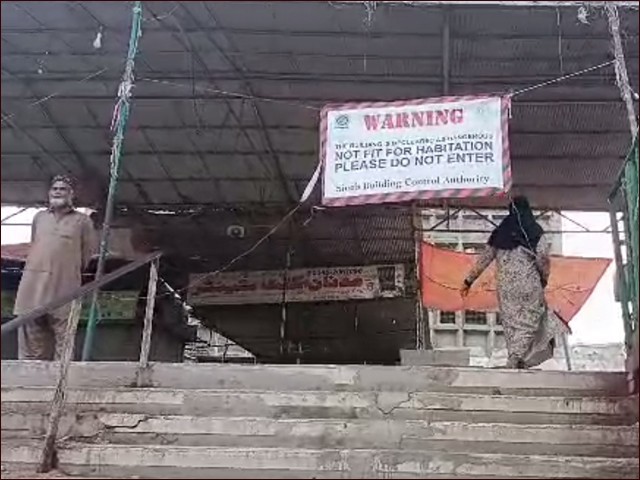 The administration sealed the supermarket and displayed the banners (Photo: Express).