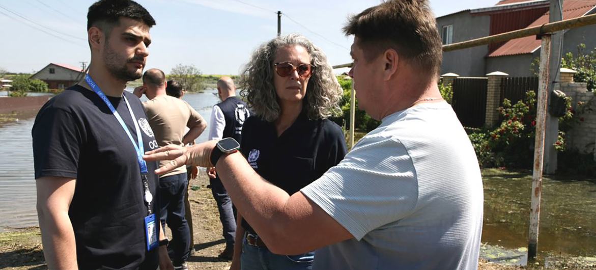 Denise Brown, UN Resident and Humanitarian Coordinator in Ukraine (centre), visits Bilozerka, one of the communities worst-affected by the floods caused by the Kakhovka Dam. Denise Brown, UN Resident and Humanitarian Coordinator in Ukraine (centre), visits Bilozerka, one of the communities worst-affected by the floods caused by the Kakhovka Dam.