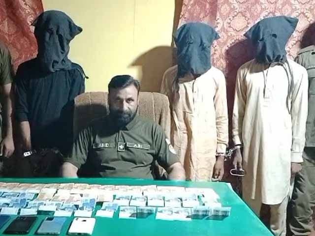 CIA Police operation in Lahore, 3-member dacoit gang arrested Photo: Express News