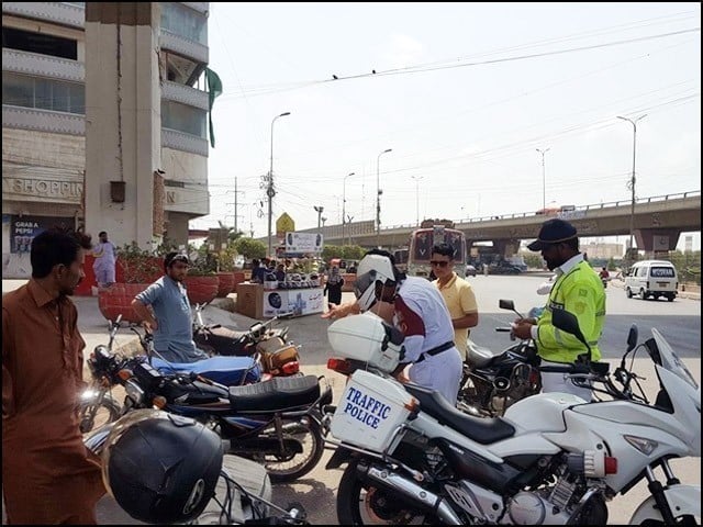 A case has been registered against those who tortured a traffic police officer in Karachi 3 persons tortured me with kicks and punches, traffic policemen