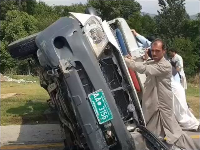 Swat;  Accident in the convoy of Amir Maqam, three officials injured as the police van overturned