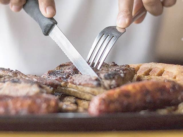 Eid-ul-Adha, severe heat, medical experts advise to eat less meat Eating salad and curd with meat will be useful, people suffering from digestive disorders should not eat meat at all. Photo: File