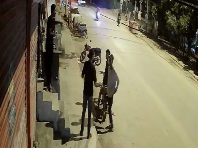 Karachi; The robbers robbed the citizens standing at the threshold of the house Photo: Screen grab