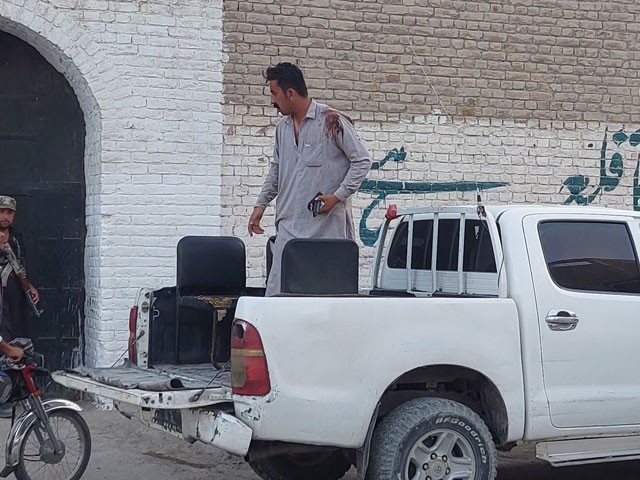 Many dangerous prisoners escaped by breaking Chaman District Jail When the prisoners were taken out of the barracks for morning prayers, they attacked the police and escaped after injuring an officer.