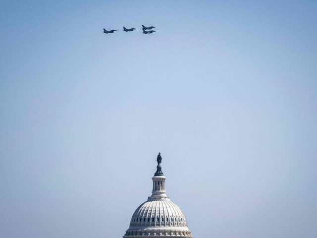 A small plane crashed after being chased by fighter jets in America;  4 people killed