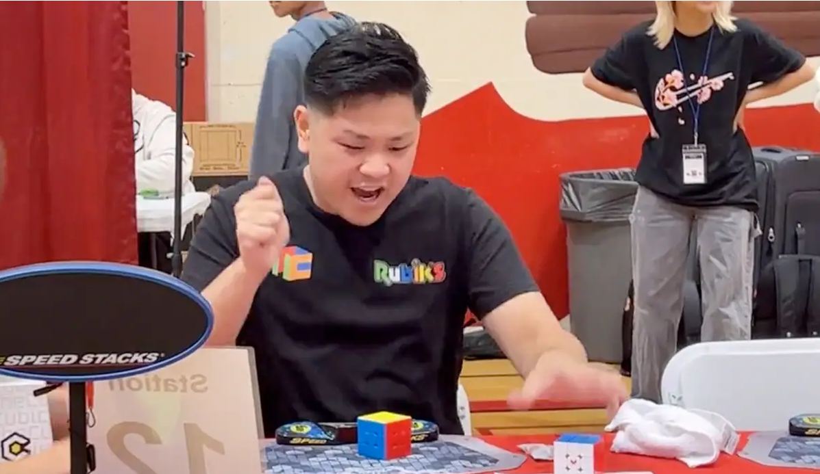 Amazing record of solving rubik's cube in 3 seconds