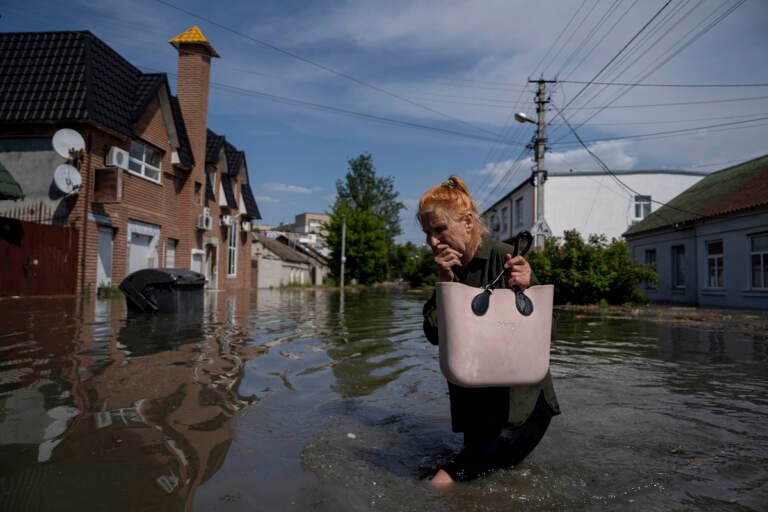 Dam collapse in Ukraine: water enters city, high alert issued