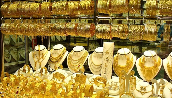 Gold has become cheaper by Rs 200 per tola in the country