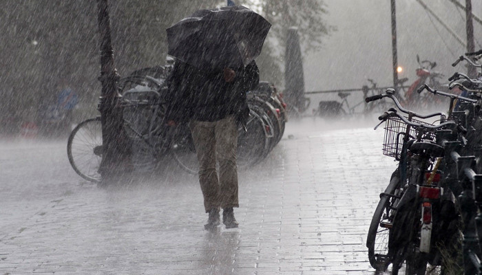 Heavy rain with strong wind started in Badin due to cyclone