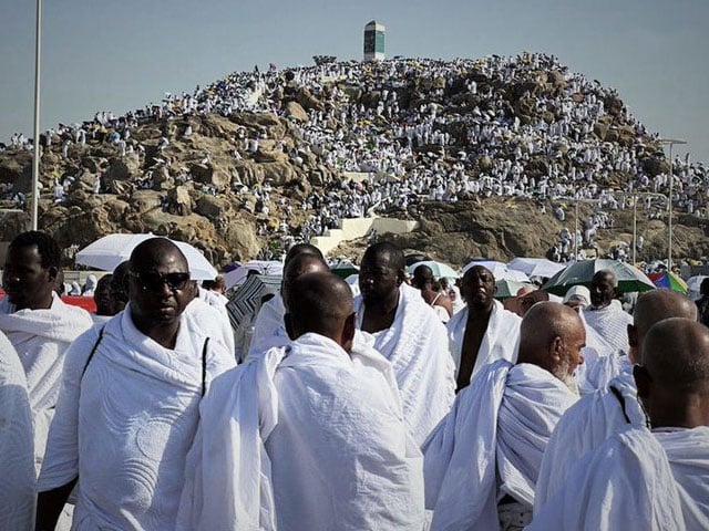 How many pilgrims heard the Hajj sermon in Arafat field?  Data continues