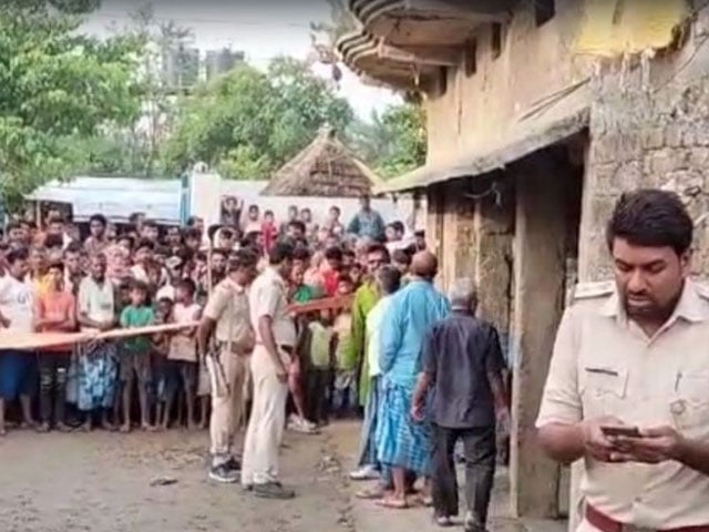 India;  After killing his wife and 3 daughters, the husband committed suicide