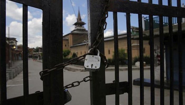 Indian forces locked the Jama Masjid in Srinagar on the occasion of Eid prayers