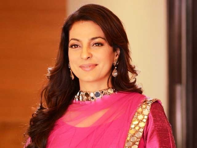 Juhi Chawla's interesting reaction to the video of the woman doing dramatic reporting on the storm