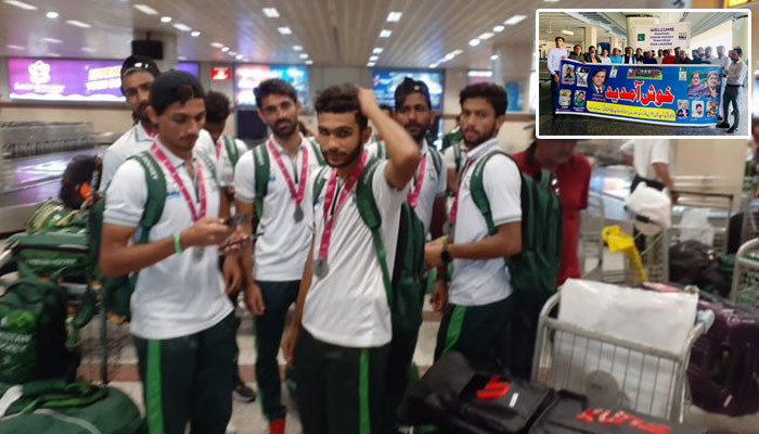 Pakistan Junior Hockey Team received a grand welcome on their return home