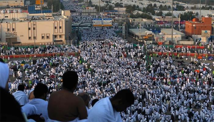 Pilgrims move towards Arafat field