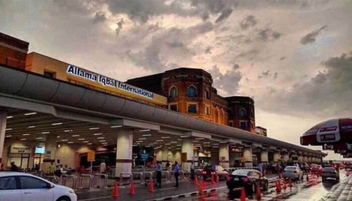 Schedule of Lahore and Islamabad airports badly affected due to bad weather