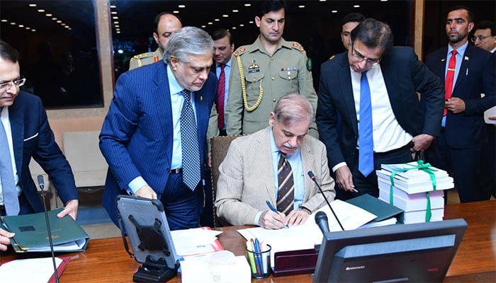 The cabinet approved fixing the minimum salary at 32 thousand rupees
