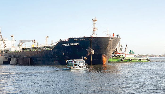 The work of extracting crude oil from the ship from Russia has started