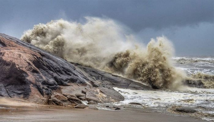 Threat of cyclone, Section 144 imposed on Karachi beaches