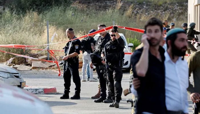 Two Palestinian civilians were shot, 4 Israelis were killed