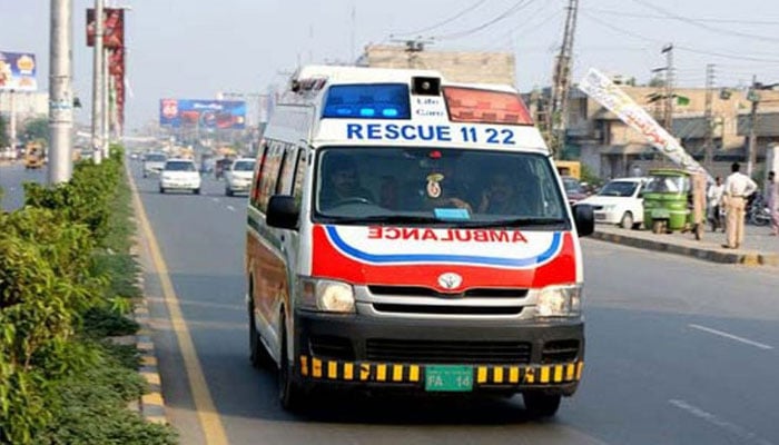 The car collided with the motorcycle after the tire burst, 5 people were killed Bahawalpur: Car collided with motorcycle after tire burst, 5 people died