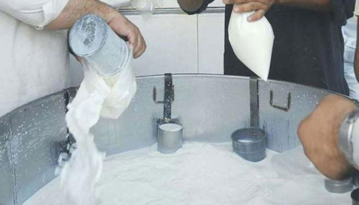 Milk became expensive by 20 rupees per liter in one stroke Karachi: Milk became expensive by Rs 20 per liter in one stroke