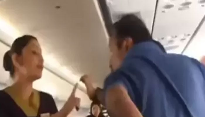 Two passengers fight in Indian airline, video goes viral Two passengers fight in Indian airline, video goes viral