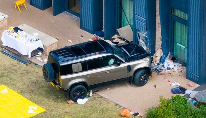 An uncontrolled vehicle rammed into a school building, 9 people including children were injured An out-of-control vehicle crashes into a school building