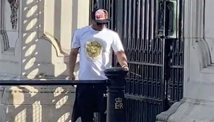 The man who tied himself to the gate of Buckingham Palace, the royal palace of Great Britain, was taken to the hospital Courtesy: The Telegraph, London.
