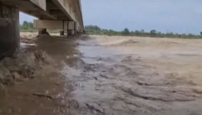Indian flood rail of 70,000 cusecs entered Jalala border village India releases floodgates in Ravi River - Geo News Grab