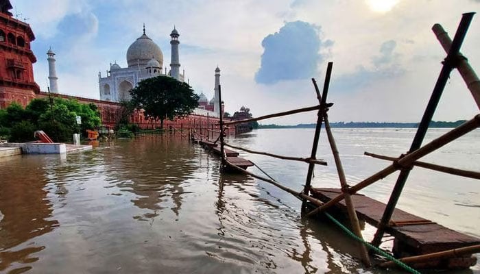 The water of Yamuna river reached the walls of Taj Mahal, Indian media The water of Yamuna river reached the walls of Taj Mahal, Indian media
