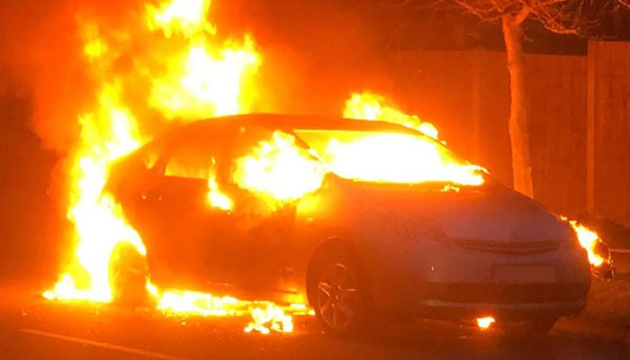 Karachi, Unknown persons set fire to the lawyer's car File photo