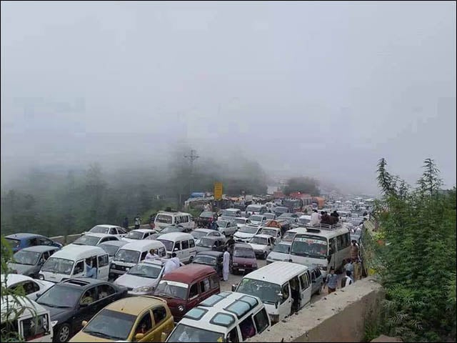 Entry of vehicles closed due to arrival of large number of tourists in Murree